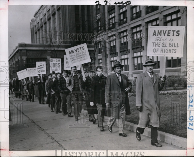 Load image into Gallery viewer, 1945 Press Photo Picketing at Michigan Unemployment Compensation Building

