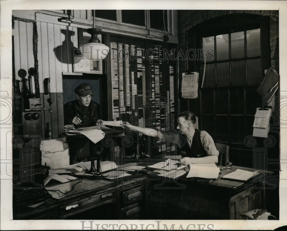 1940 Press Photo Engineman Presents Z Card to Engine Dispatcher - nex98273