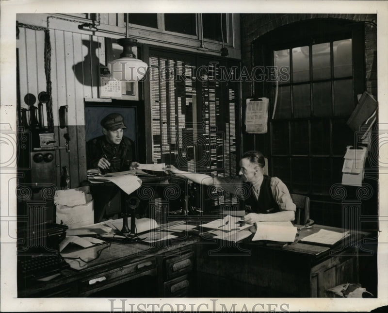 Load image into Gallery viewer, 1940 Press Photo Engineman Presents Z Card to Engine Dispatcher - nex98273
