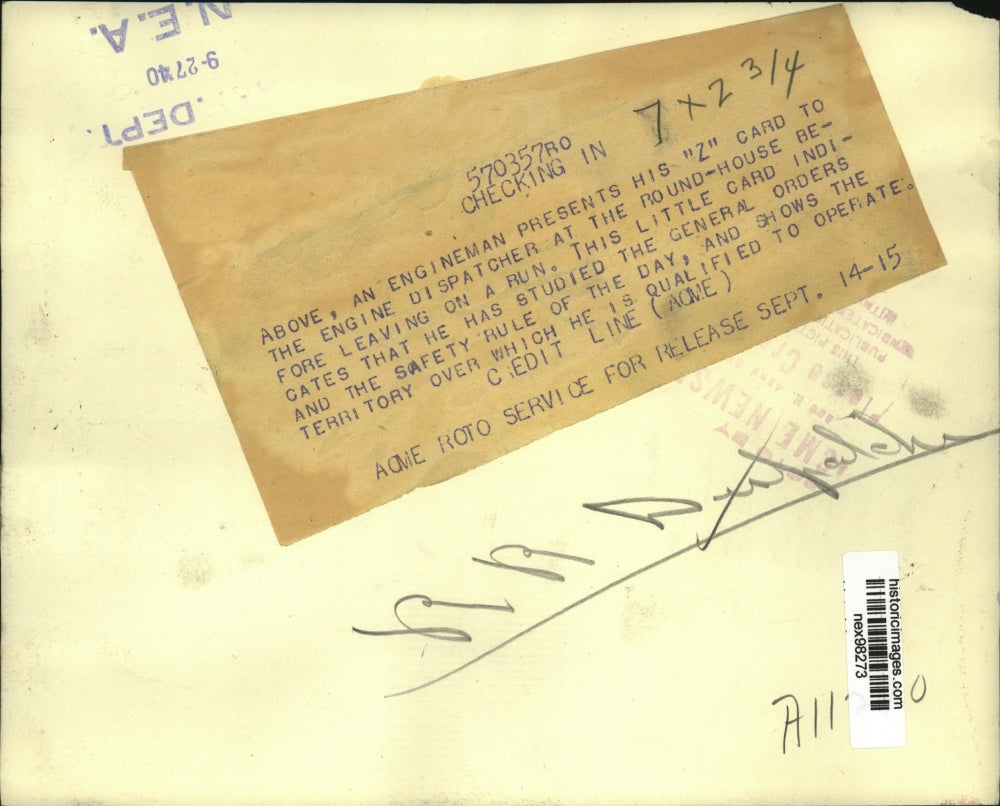 1940 Press Photo Engineman Presents Z Card to Engine Dispatcher - nex98273