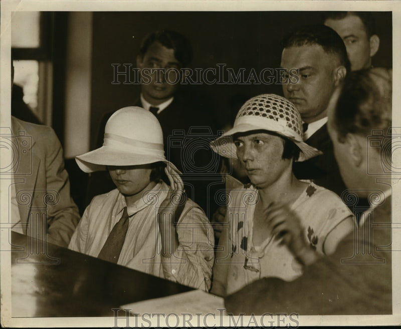 Load image into Gallery viewer, 1932 Press Photo Reverend Print, Elizabeth &amp; Helen Baxter
