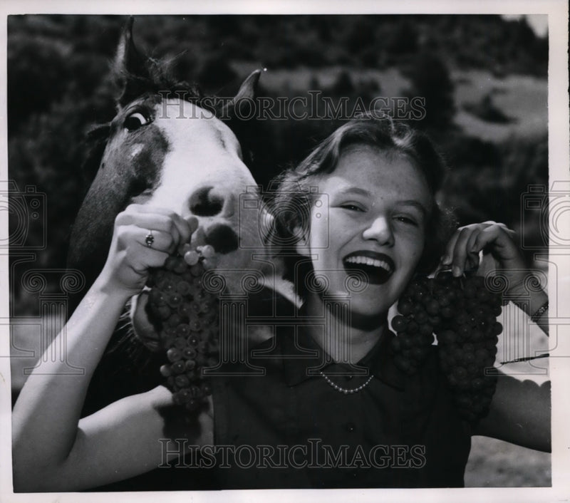 Load image into Gallery viewer, 1954 Press Photo Ruth Schneider &amp; Horse Baldy Was in Western Movie
