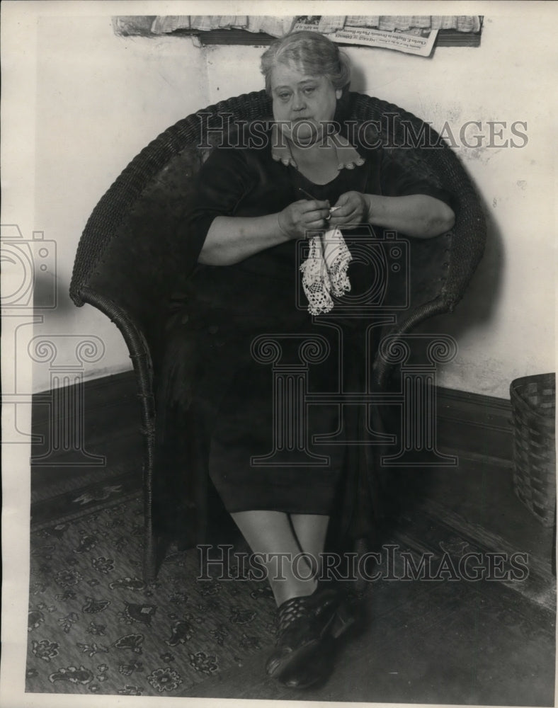 1929 Press Photo Miss Anita Keep sits and crochets at her home - nex98403