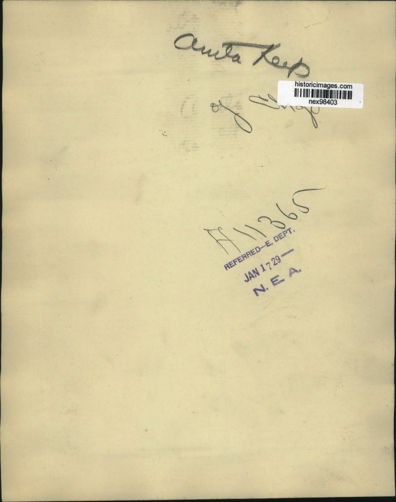 1929 Press Photo Miss Anita Keep sits and crochets at her home - nex98403