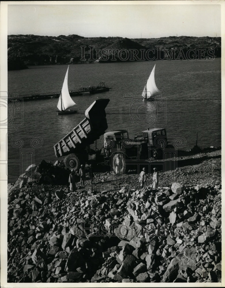 Load image into Gallery viewer, 1964 Press Photo 2 Full Sailed Feluccas Traditional Egyptian Vessels of the Nile
