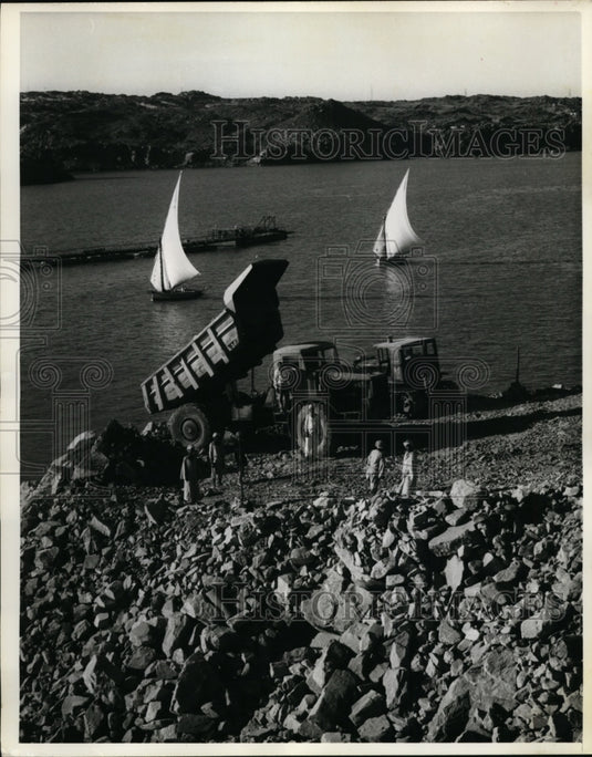 1964 Press Photo 2 Full Sailed Feluccas Traditional Egyptian Vessels of the Nile
