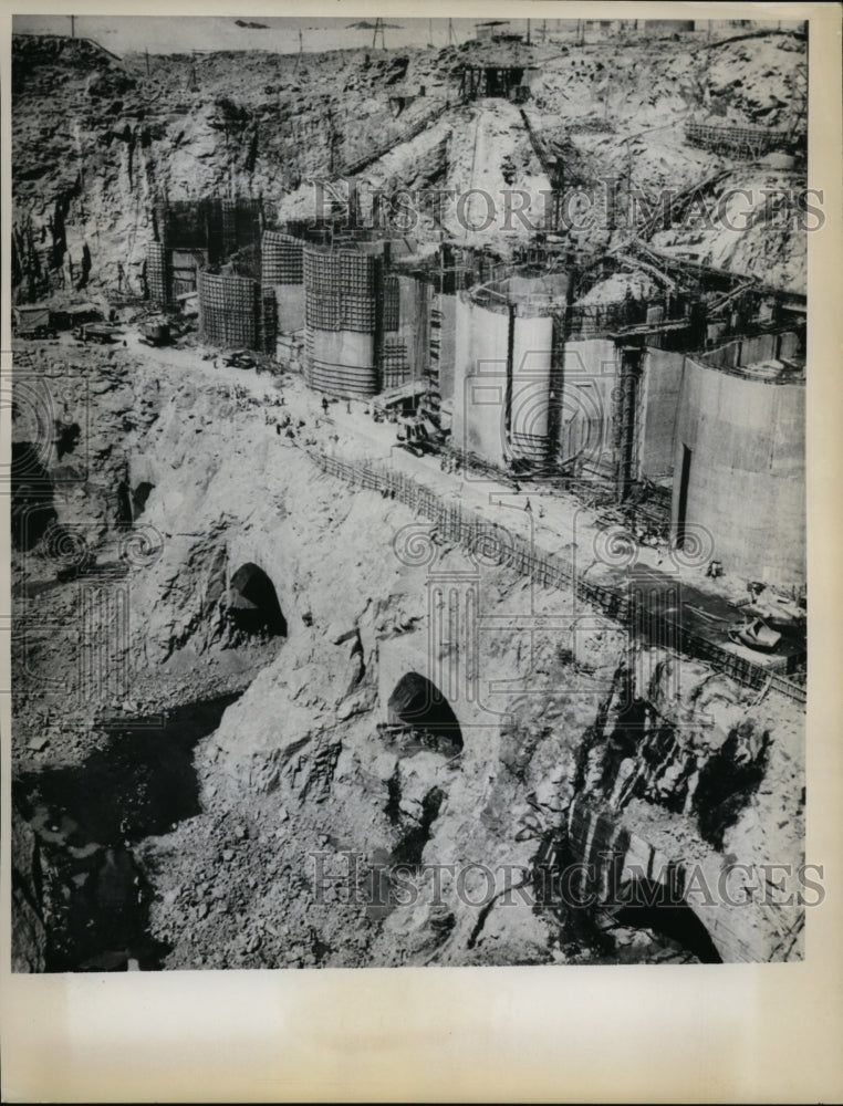 Load image into Gallery viewer, 1963 Press Photo Construction of gates at Aswan Dam in Egypt
