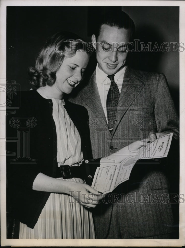 Load image into Gallery viewer, 1947 Press Photo Martha P Firestone gets marriage license with William C Ford
