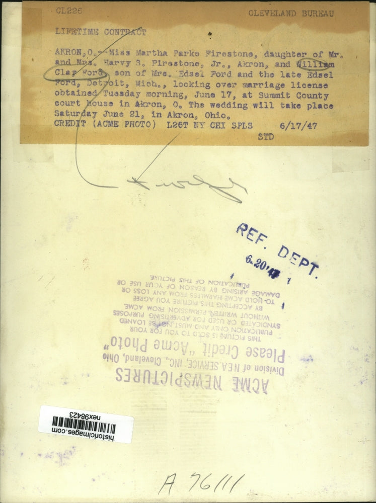 1947 Press Photo Martha P Firestone gets marriage license with William C Ford