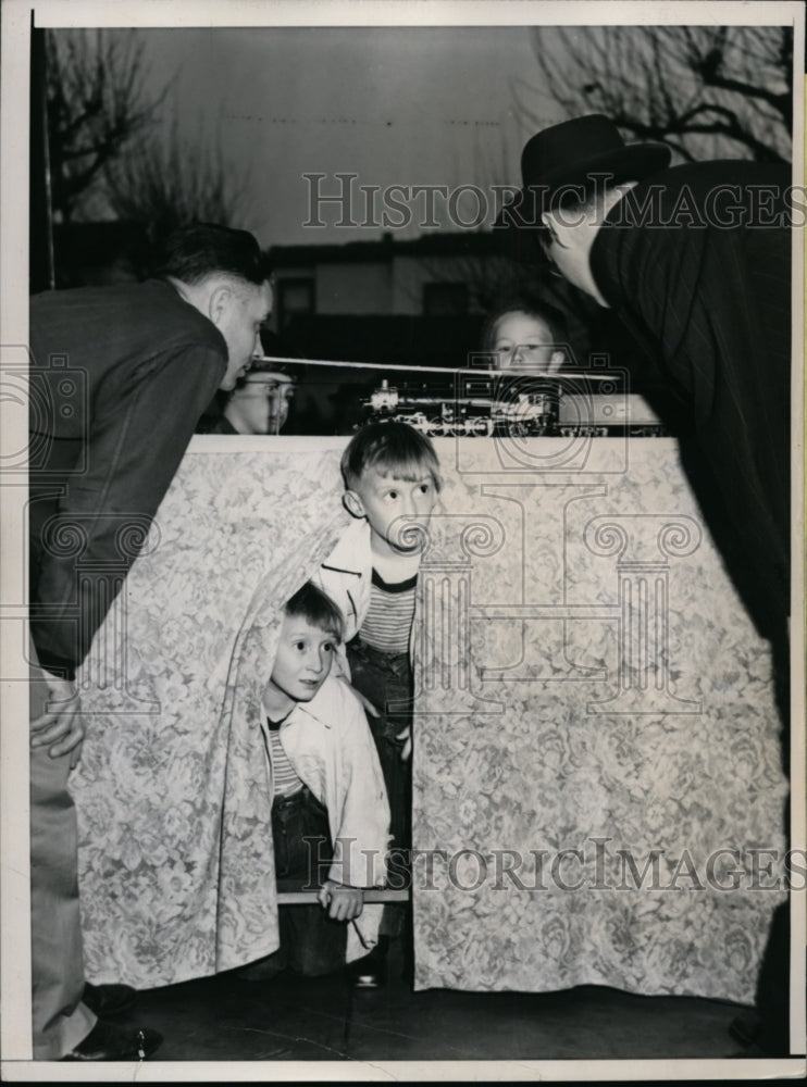 Load image into Gallery viewer, 1943 Press Photo Joseph Brun, George O'Leary, Ward Rice &amp; model trains
