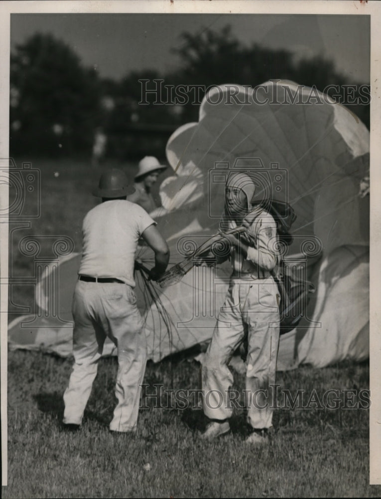 1940 Press Photo George Waltz of Cincinnati Breaks Parachuting World Record