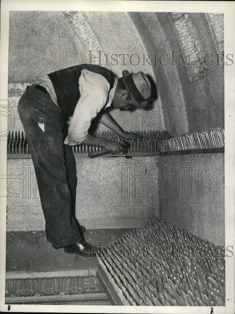 Load image into Gallery viewer, 1936 Press Photo HK Woodward &amp; anti pigeon nail beds at DC Treasury Department
