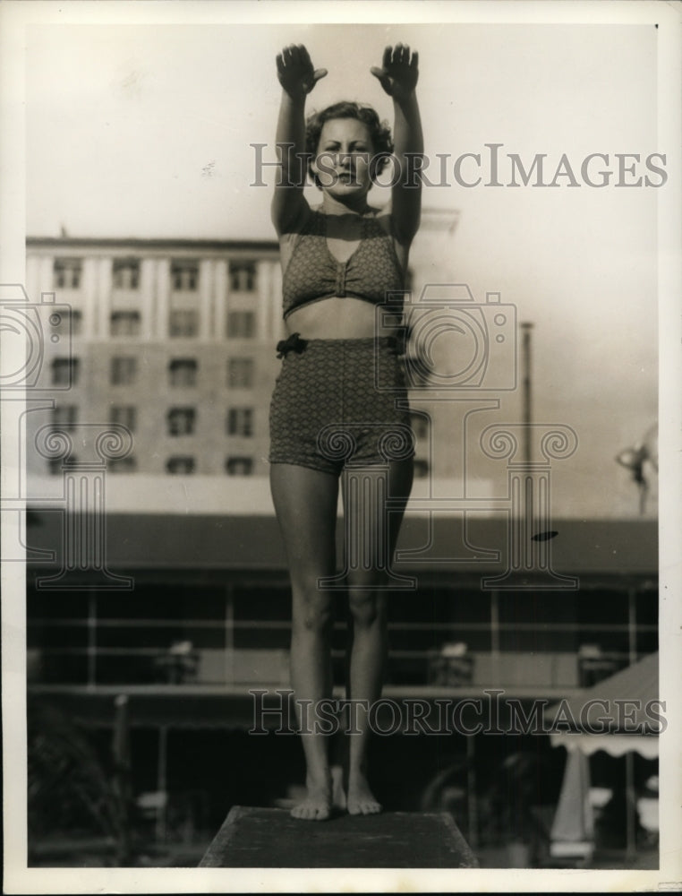 1935 Press Photo Betty Simmons doing back flip dive in Miami Beach Florida