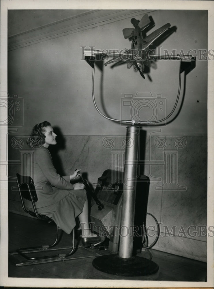 Load image into Gallery viewer, 1946 Press Photo Jean Trinka &amp; mini plane at World Invention Expo Chicago
