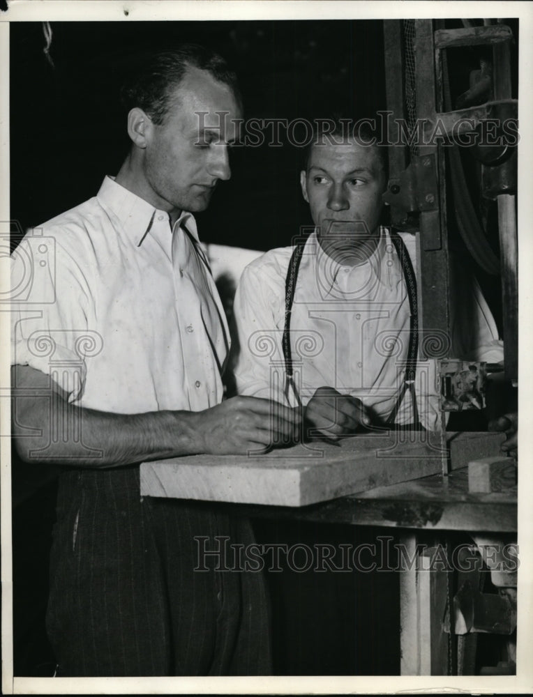 Load image into Gallery viewer, 1939 Press Photo Hans Kurth, Gunther Haberman refugees from Germany at LA shop
