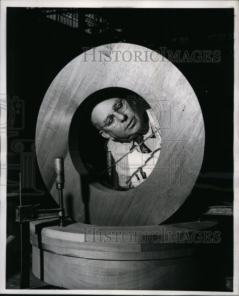 1953 Press Photo Karl Rodt at Foundry Departmeny of GE Company in NY - nex98588