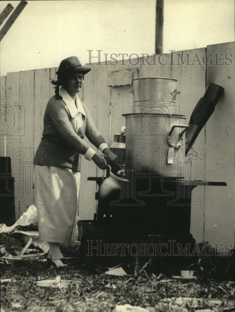 1922 Press Photo Lydia Luring making coffee sold to benefit Childrens Hospital
