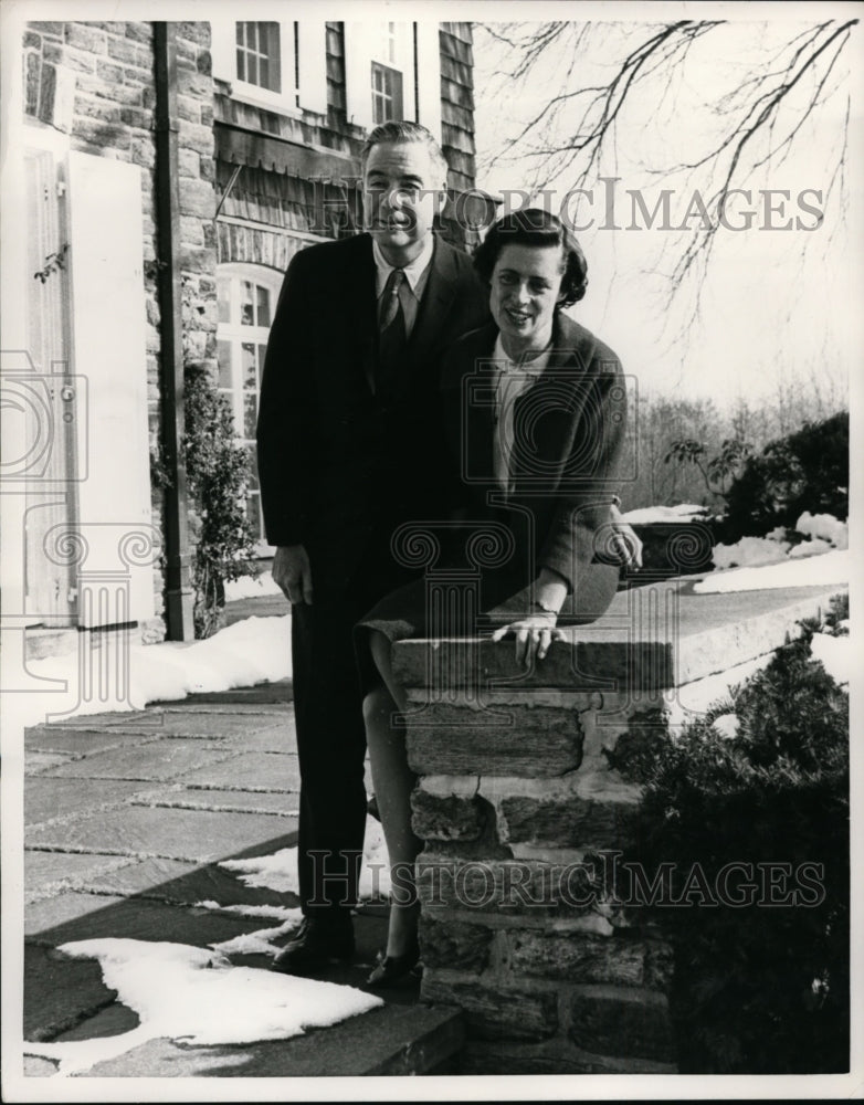 Load image into Gallery viewer, 1962 Press Photo Pennsylvania Governor William Scranton &amp; wife - nex98627
