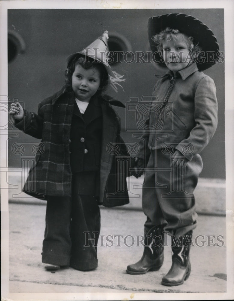Load image into Gallery viewer, 1950 Press Photo Cornelia Bonnaffon, Patricia Ann Branson arrive in Southampton
