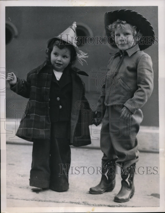 1950 Press Photo Cornelia Bonnaffon, Patricia Ann Branson arrive in Southampton