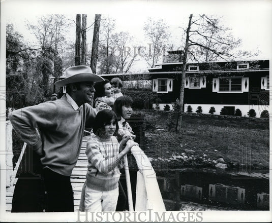 1969 Press Photo Corbett Monica & family at his Milford PA horse ranch