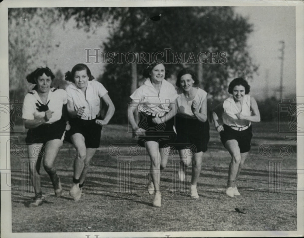 1933 Press Photo Mothers take day off at a Los Angeles California playground