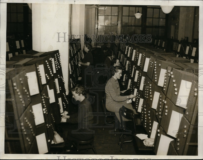 Load image into Gallery viewer, 1937 Press Photo Social Security department file room clerks at work
