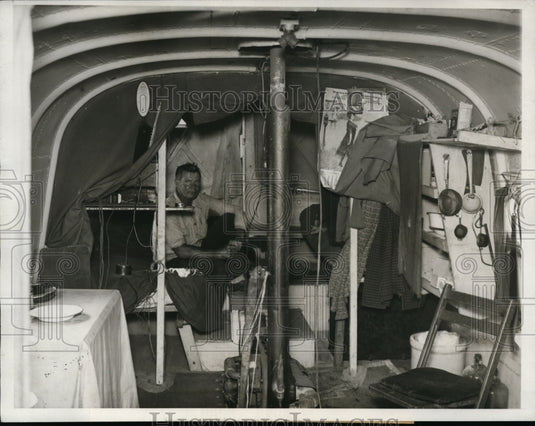 1932 Press Photo Harry McNeil in His 30 Foot House Boat Docks in San Diego