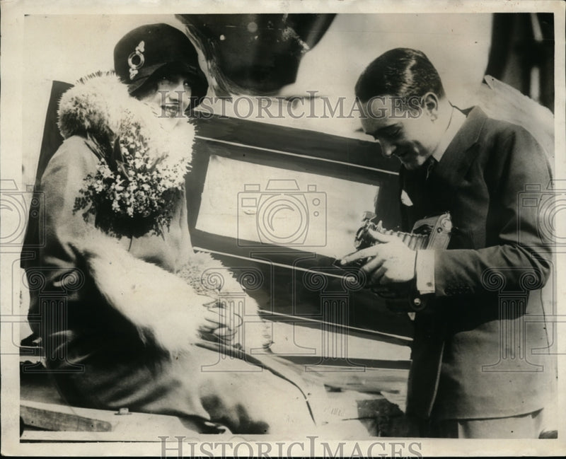 Load image into Gallery viewer, 1925 Press Photo Senor Carlos Ortiz Snaps Picture of Wife Aboard Pres Lincoln

