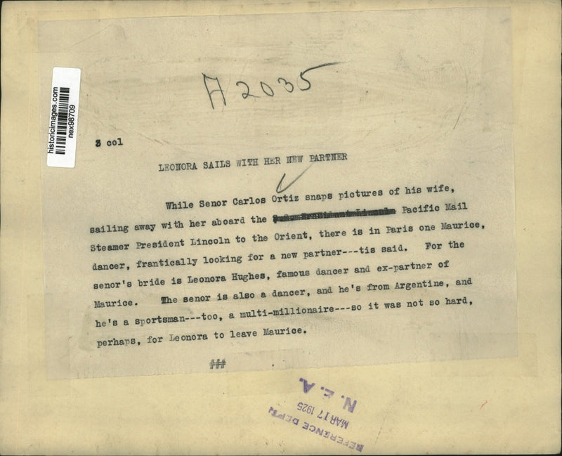 Load image into Gallery viewer, 1925 Press Photo Senor Carlos Ortiz Snaps Picture of Wife Aboard Pres Lincoln
