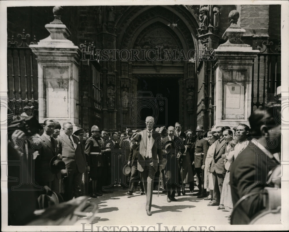 1927 Press Photo King of Sweden on a visit to Seville Spain at a cathedral