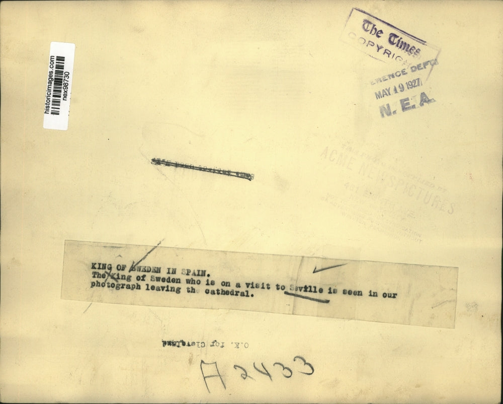 1927 Press Photo King of Sweden on a visit to Seville Spain at a cathedral