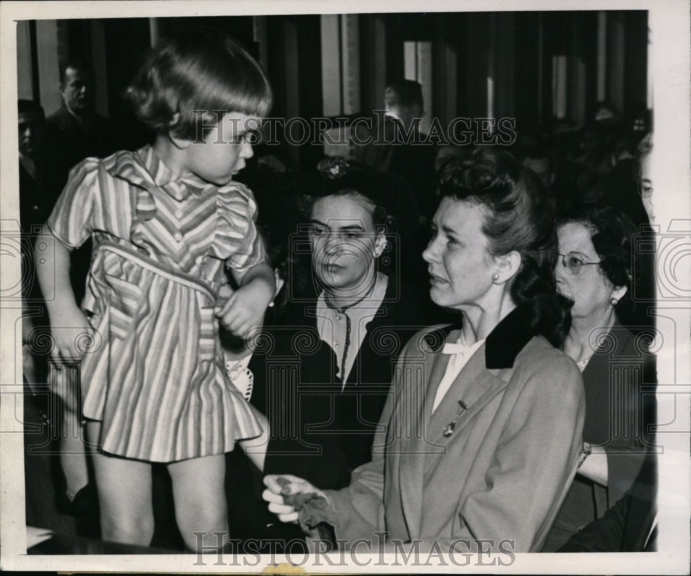 1944 Press Photo Mrs Mary Tinney & kids Kitty & Bud in Chicago at court