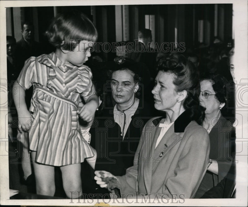 Load image into Gallery viewer, 1944 Press Photo Mrs Mary Tinney &amp; kids Kitty &amp; Bud in Chicago at court
