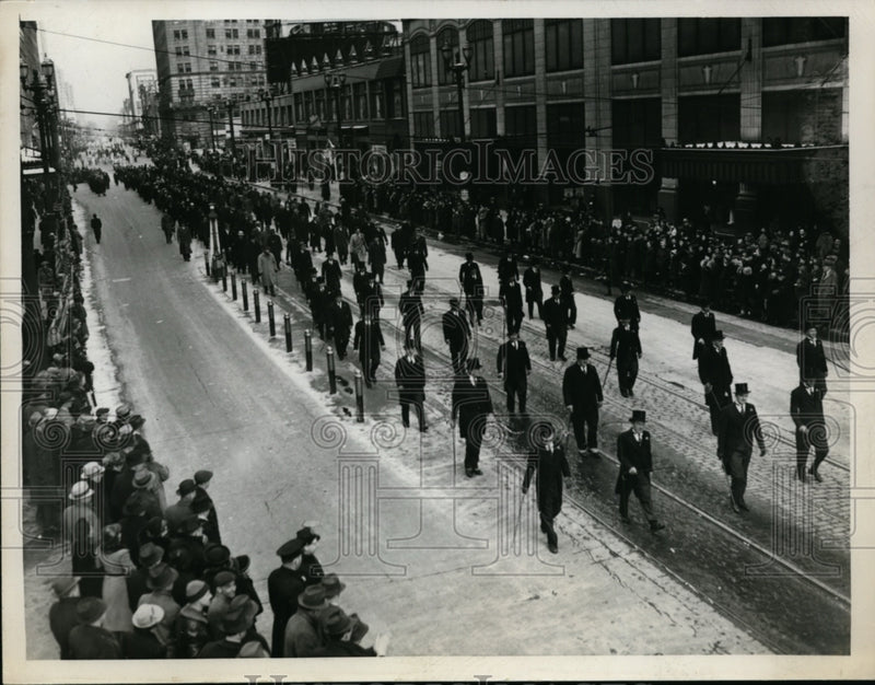 Load image into Gallery viewer, 1939 Press Photo St Patrick's Day parade on the streets of Cleveland Ohio
