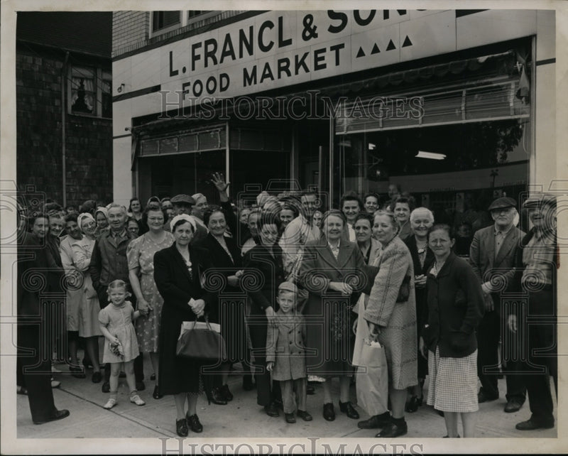 Load image into Gallery viewer, 1946 Press Photo Lines at a shop during a meat shortage in Cleveland Ohio
