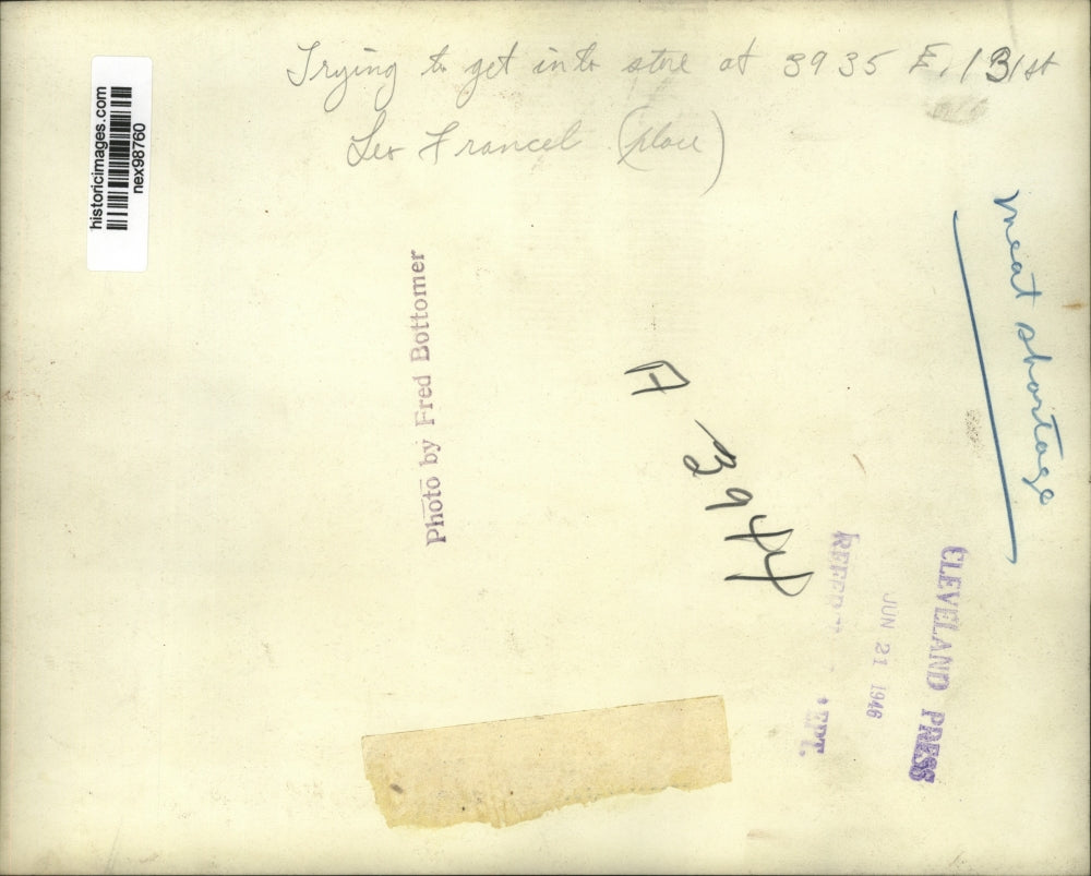 1946 Press Photo Lines at a shop during a meat shortage in Cleveland Ohio