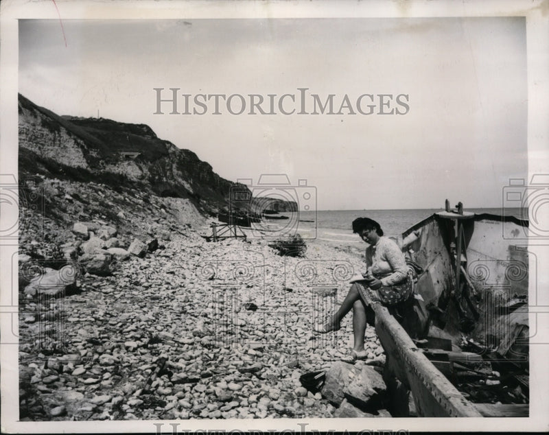 Load image into Gallery viewer, 1948 Press Photo J Forgeoux, St Laurent Beach 4th anniversary Normandy invasion
