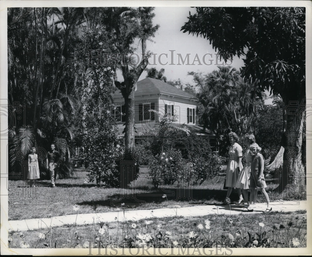 1961 Press Photo Inventor Thomas Edison's estate at Ft Myers Florida toured