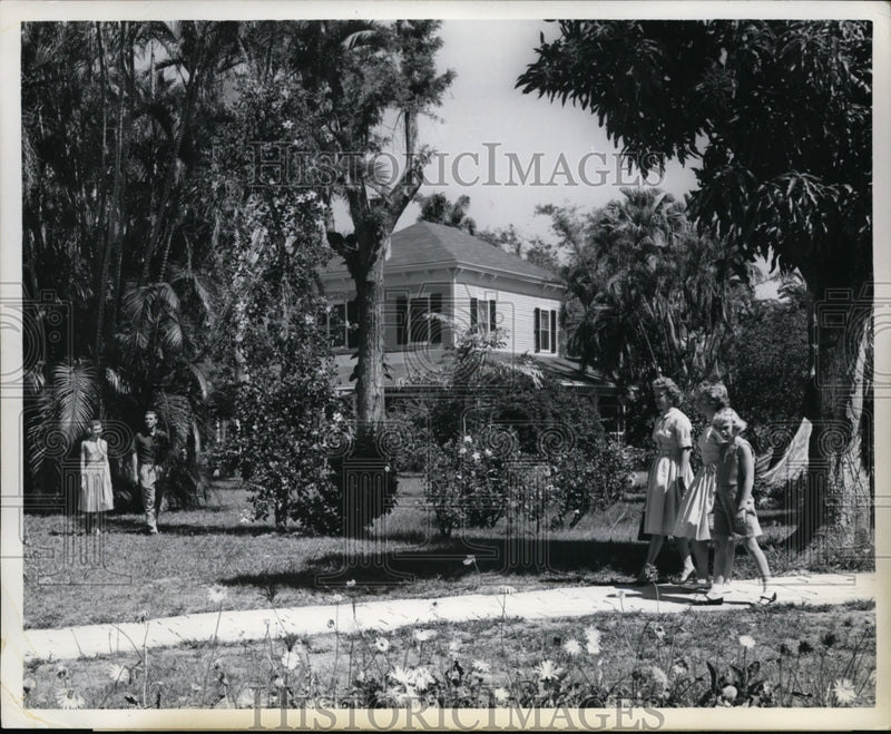 Load image into Gallery viewer, 1961 Press Photo Inventor Thomas Edison's estate at Ft Myers Florida toured
