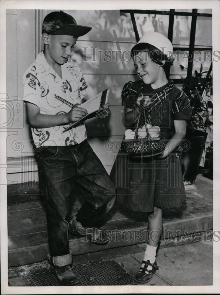 Load image into Gallery viewer, 1953 Press Photo Dick &amp; Dale Jackson sell eggs in Redwood City California
