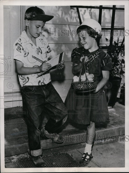 1953 Press Photo Dick & Dale Jackson sell eggs in Redwood City California