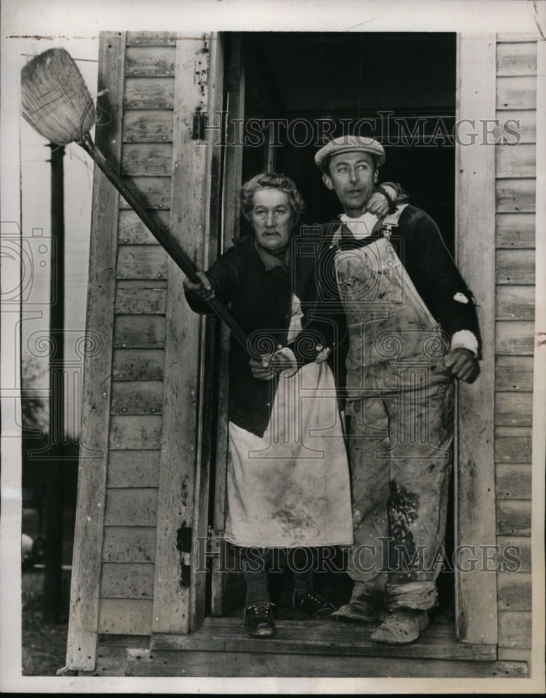 Load image into Gallery viewer, 1939 Press Photo Mrs Mary Payne &amp; son James evicted from Nuiley NJ home
