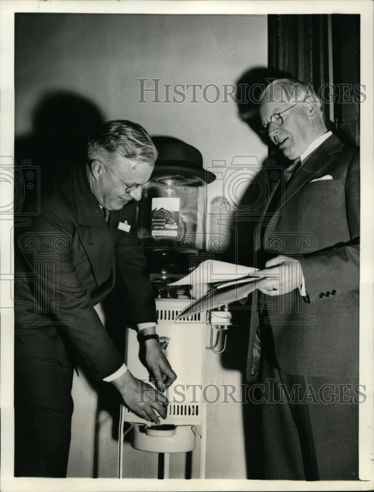 Load image into Gallery viewer, 1938 Press Photo American Psychiatric Assn Dr Harry Lutcens, Warden JA Johnston
