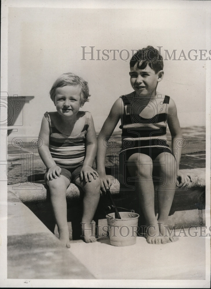 Load image into Gallery viewer, 1933 Press Photo Ann &amp; Joseph Jr Trowbridge at Nautilus hotel beach in Florida
