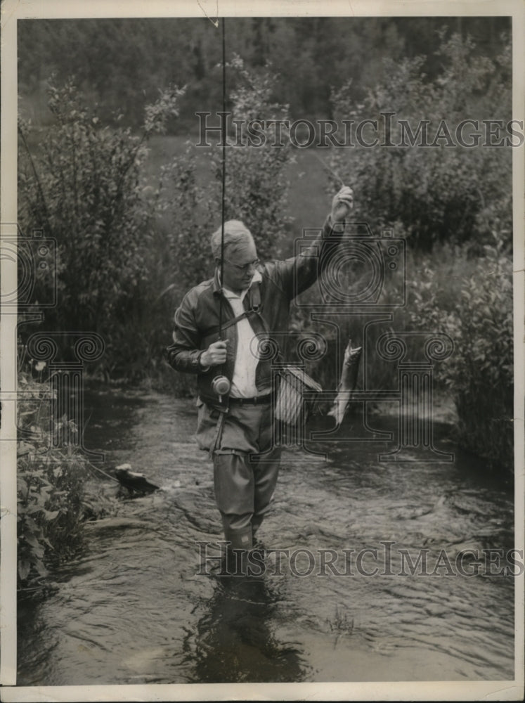 1936 Press Photo Governor Alfred Landon fishing for trout in Colorado