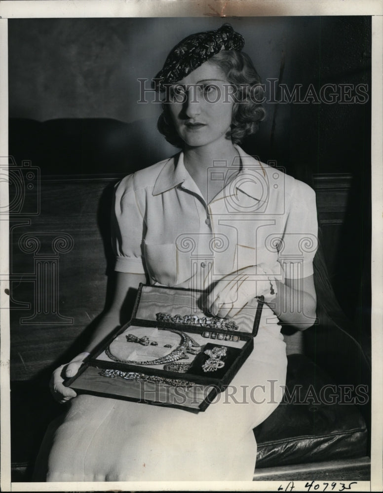 1937 Press Photo Evelyn Landau & $100,000 of jewelry granted in divorce