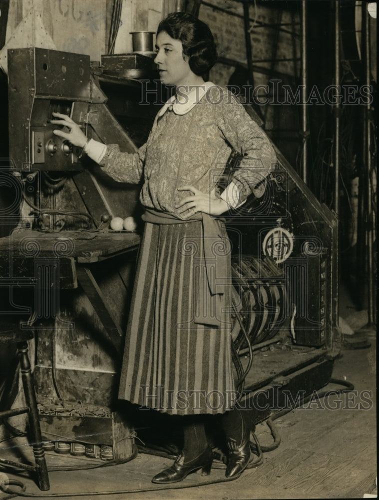 1923 Press Photo Ms Howell of Green Goddess Company - nex99194