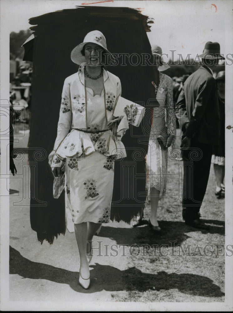 1929 Press Photo Bolero style dress seen on lady at Ascot races - nex99226