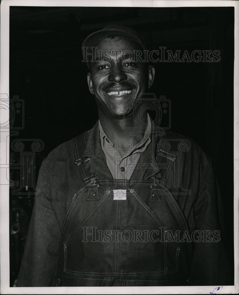 1946 Press Photo Robert Williams Employed at Ford Motor Company Detroit Michigan- Historic Images